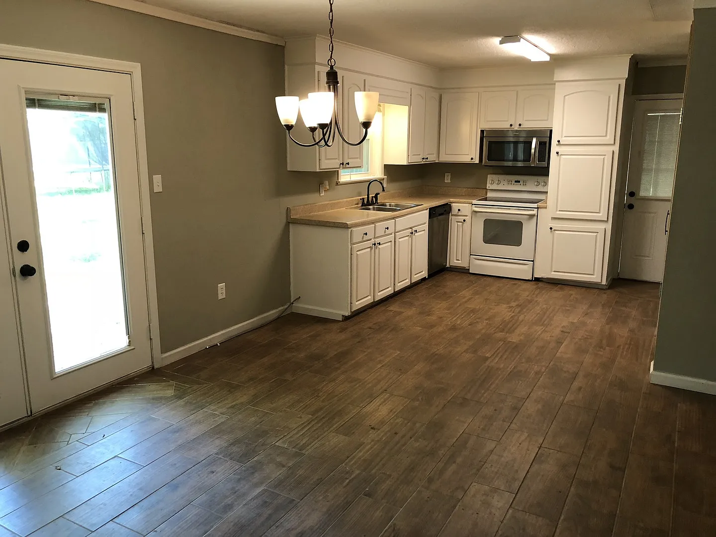 3 Bed/2 Bath for rent in Madison! — Photo 2