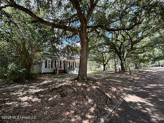 3rd image of 200 Magnolia St