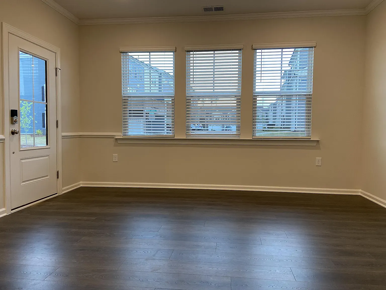 3 bed, 2.5 bath, 1936 sqft, $2,250 — Photo 2