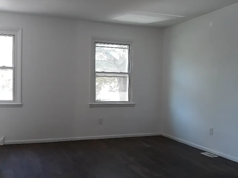 711 E Maple Ave — Photo 6