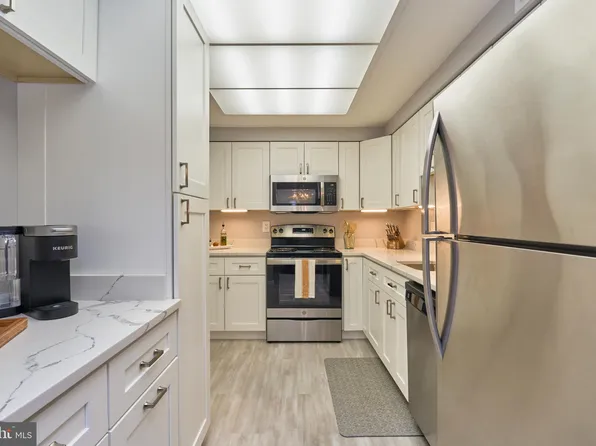 7621 Tremayne Pl APT 205, Mc Lean, VA 22102