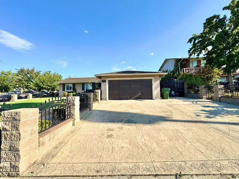 2494 Lone Oak Dr — Photo 3
