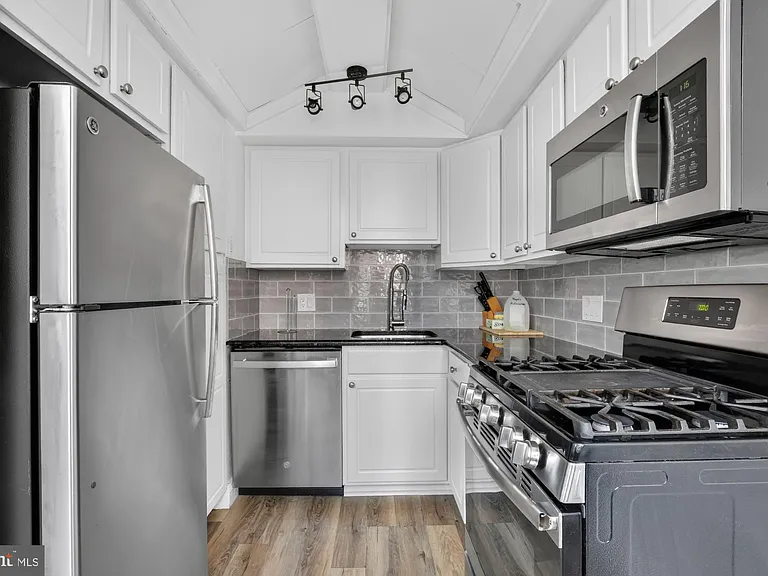 44 S 3rd St #3 — Photo 8