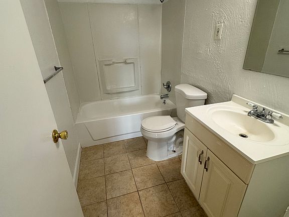 5th image of 2131 Yale Ave APT 204