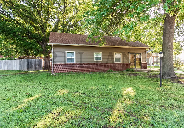 300 W Breese Ave — Photo 2