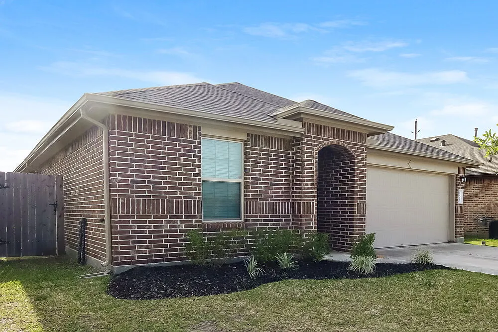 4 bed, 2.0 bath, 1833 sqft, $2,125 — Photo 1