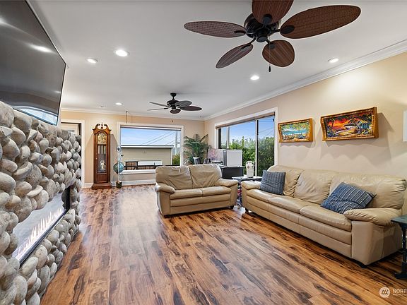 5th image of 1340 N Cascade Avenue