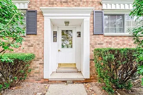 Building Photo - 653 E Fox Hills Dr