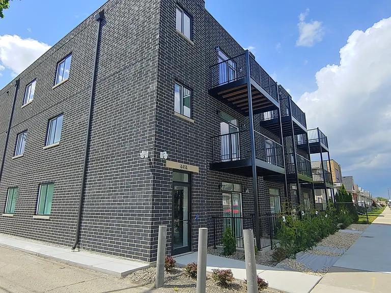 4414 N Austin Ave #100 — Photo 3