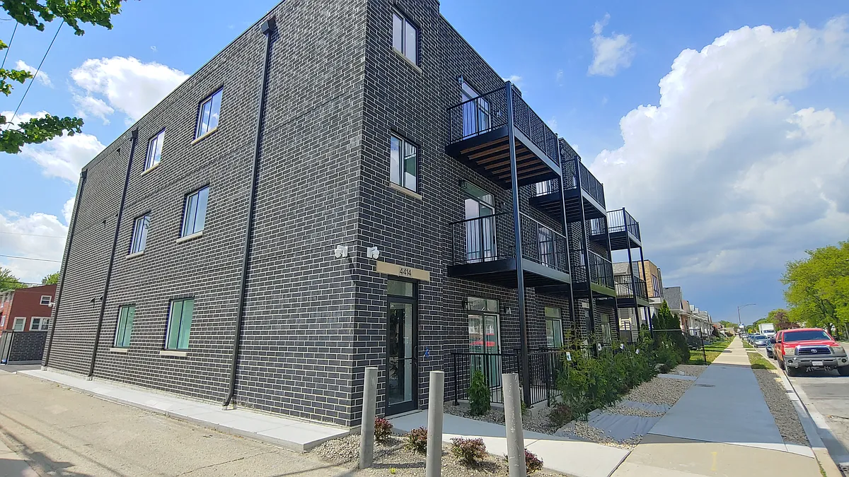 Building Photo - 4418 N Austin Ave #102