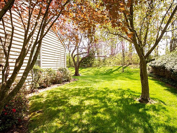 5th image of 17 Dulaney Hills Ct