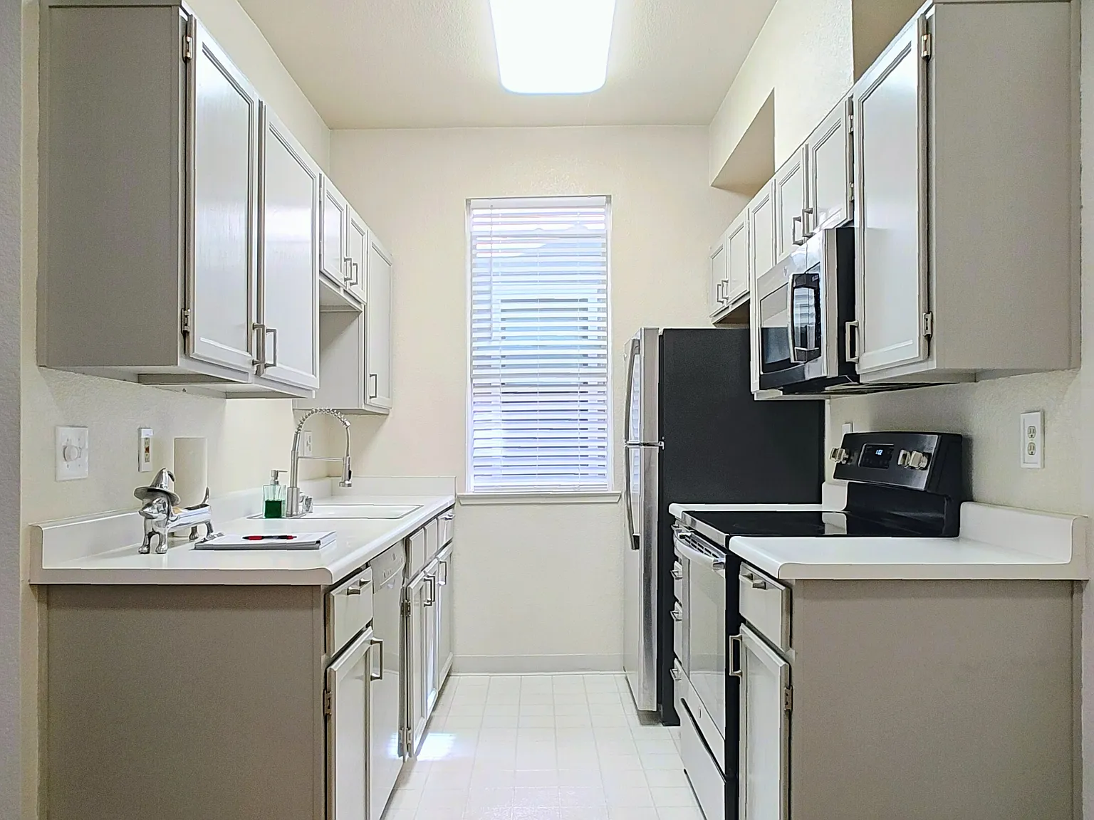 1 bed, 549 sqft, $2,200 — Photo 3