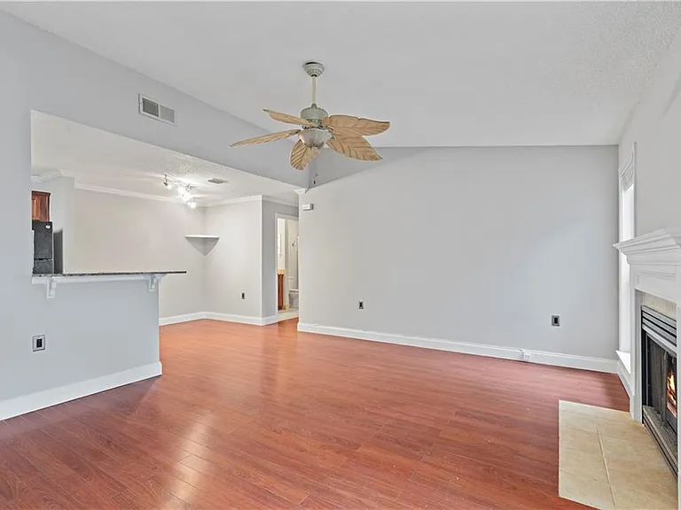 640 Granville Ct — Photo 4