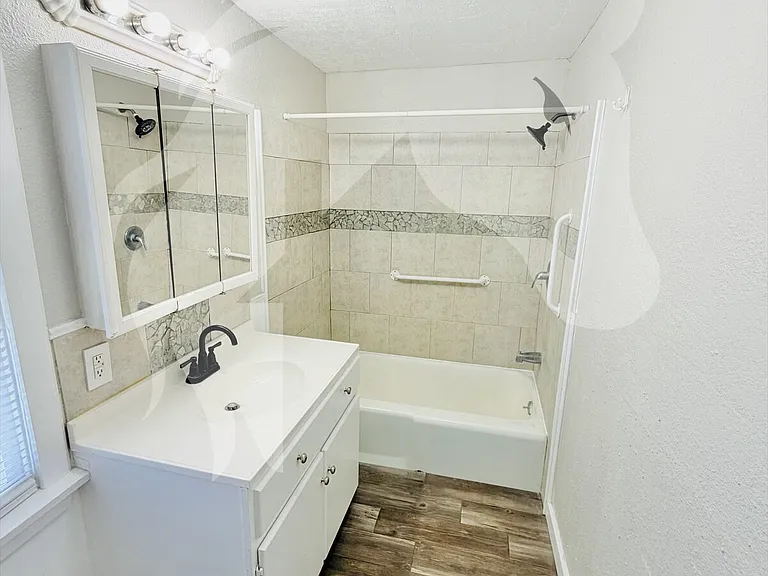 113 W Wabash Ave — Photo 16