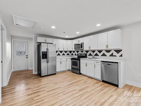 3rd image of 2478 Lynwood Dr