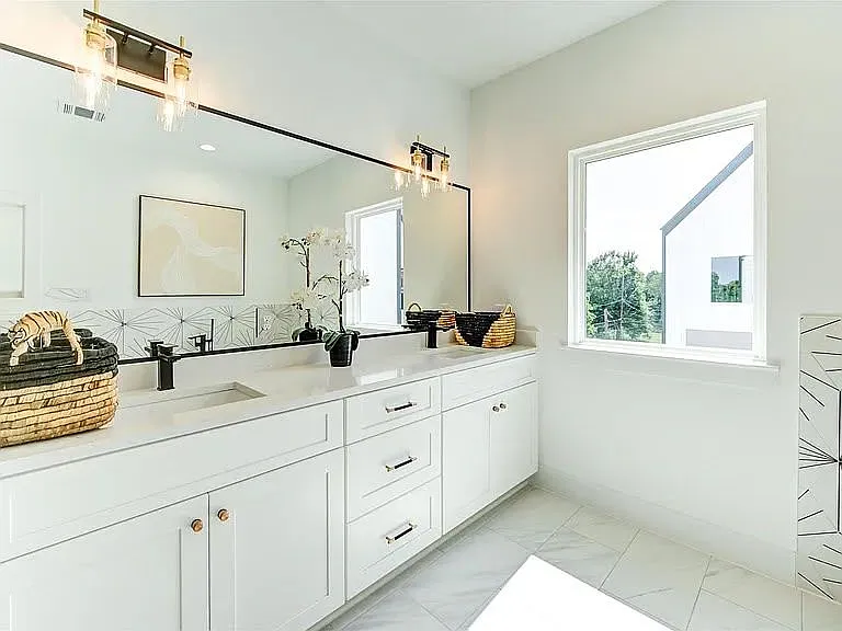 3 bed, 1.0 bath, 1343 sqft, $2,799 — Photo 2