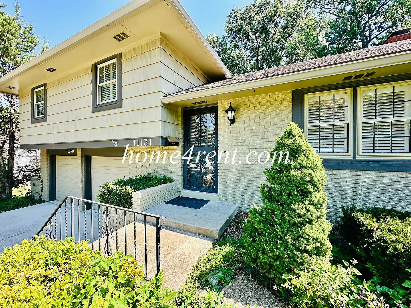 Gorgeous Home in South KC Featuring an Updated Kitchen, Multiple Living Spaces, Wood Floors and a... — Photo 2