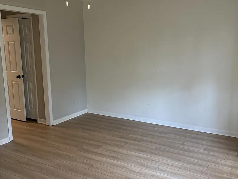 127 Holiday Ct — Photo 5