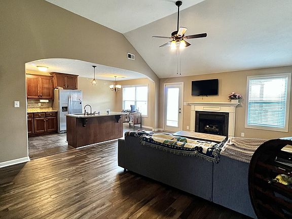 3rd image of 1115 Freedom Dr