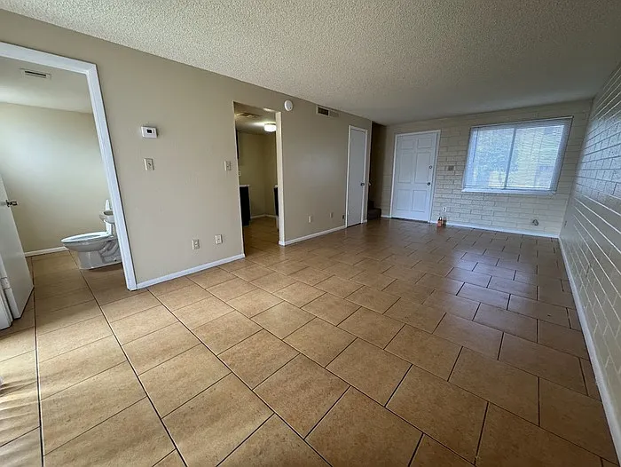 2 bed, 1.5 bath, 920 sqft, $1,095 — Photo 2