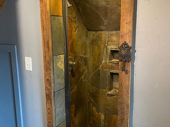 4th image of 109 S 6th St