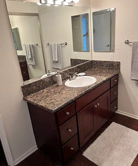 Versailles on the Lake Apartments — Photo 120
