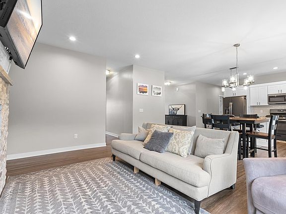 4th image of 327 Larkspur Ln