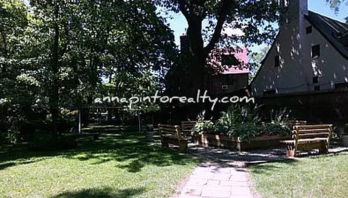 Sold by Anna Pinto Realty | media 43