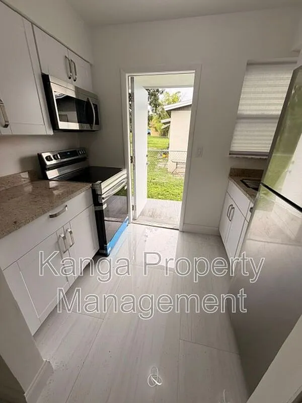 2 bed, 1.0 bath, 624 sqft, $1,950 — Photo 2