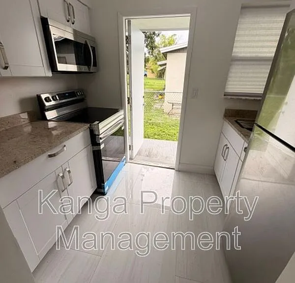 968 W 9th St #B2 — Photo 2