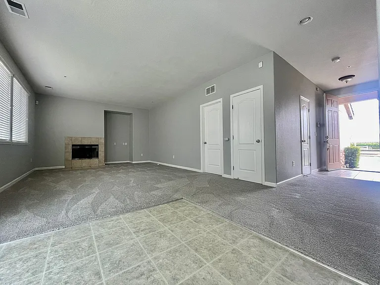 238 Laird Pl — Photo 4