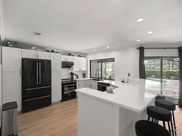 250 E Hartford St — Photo 19