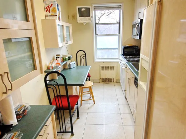 702 Kathleen Place image 1 of 10