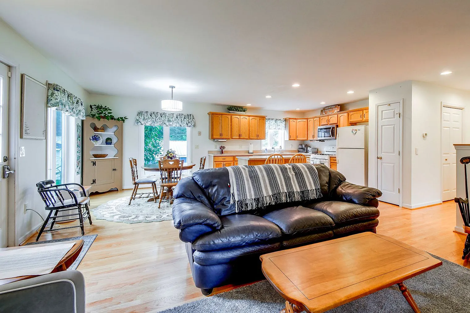 2 bed, 2.0 bath, 1496 sqft, $3,027 — Photo 3
