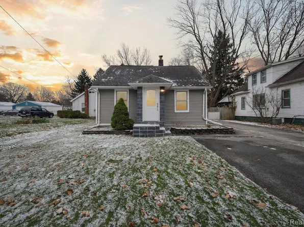 3166 Caroline St, Auburn Hills, MI 48326