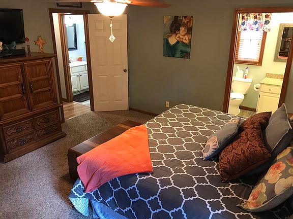 Master ensuite, walk-in clos