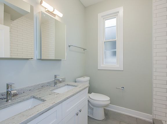 5th image of 3040 N Southport Ave
