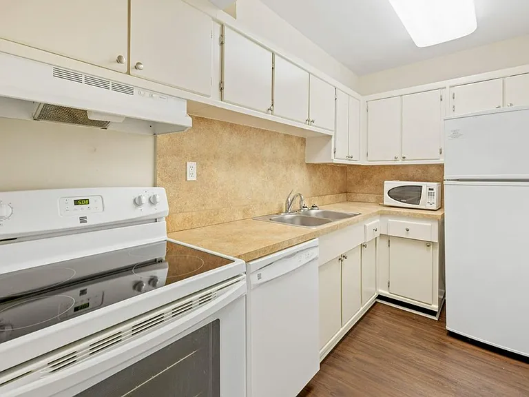 302 E Georgia St — Photo 19