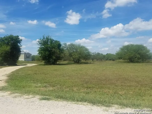 444 Wild Coyote Trl, Marion, TX 78124