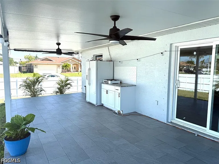 1203 SW 34th Ter — Photo 2