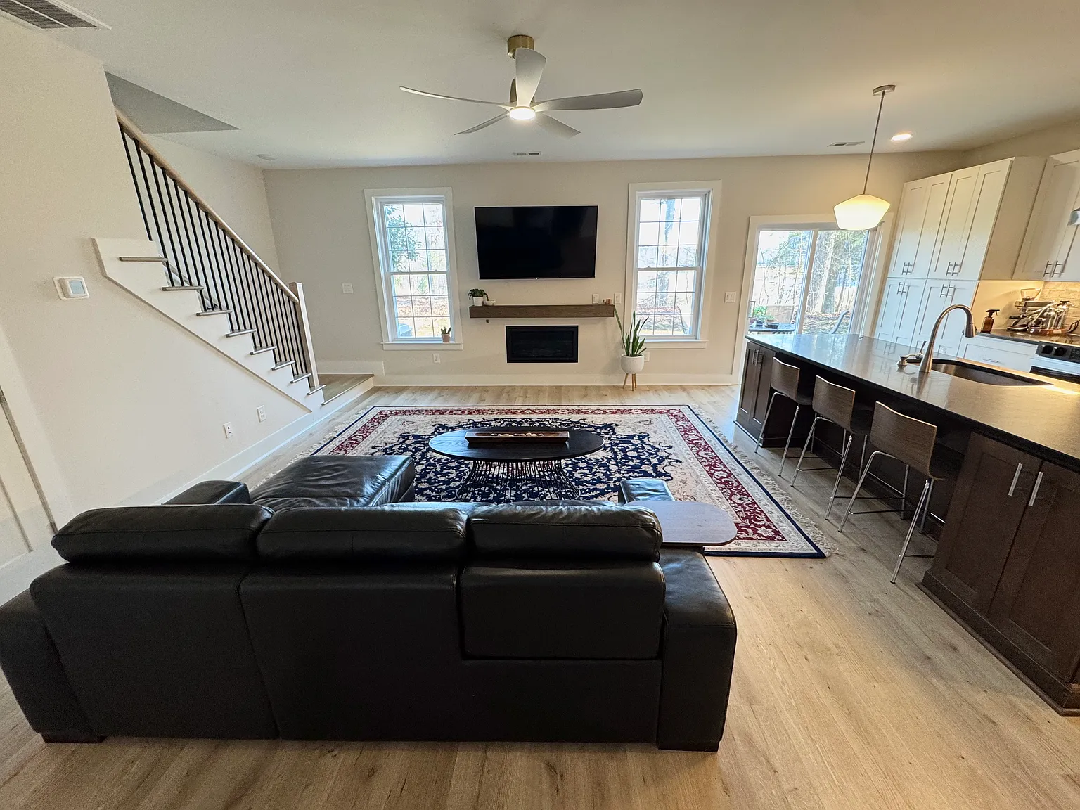 3 bed, 2.5 bath, 1660 sqft, $2,400 — Photo 4