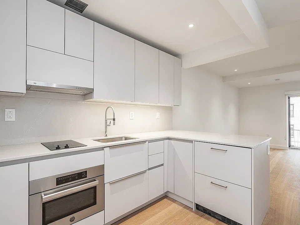 321 E 22nd St #4C