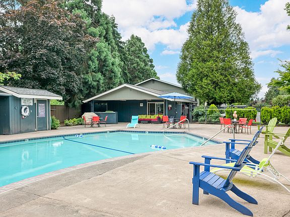 Pool l Centennial Apartments l Springfield, OR