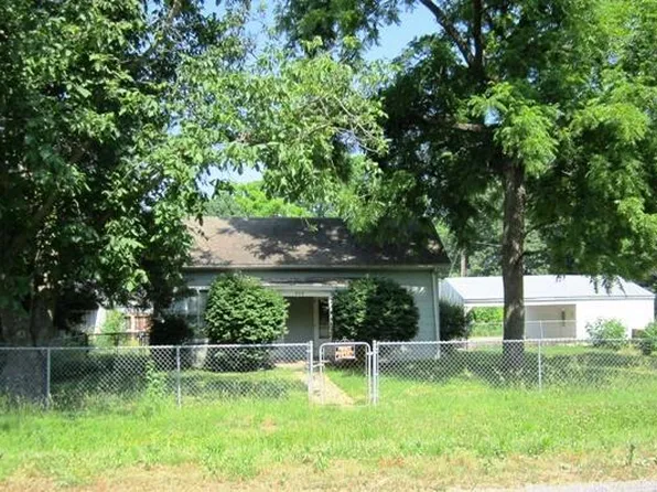804 S 4th St, Clarksville, MO 63336