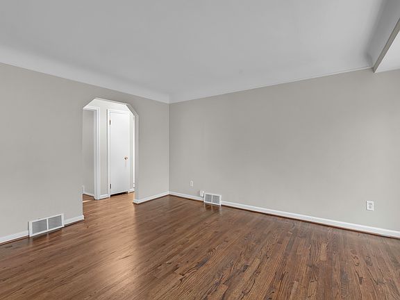 4th image of 909 Fairwood St