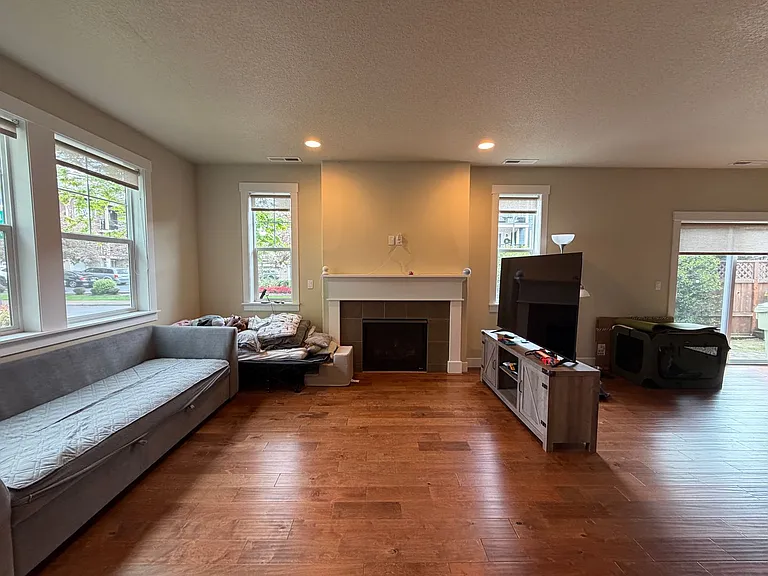 469 SW Mitchum Ter — Photo 2