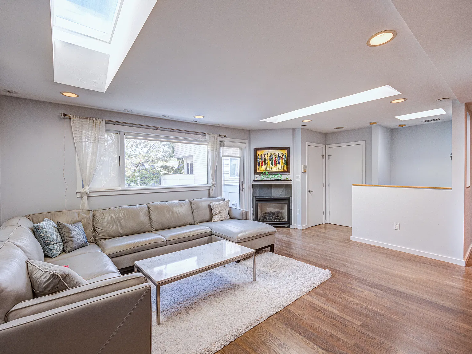 2 bed, 1.5 bath, 874 sqft, $3,800 — Photo 3