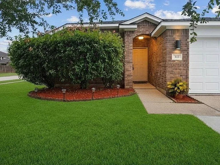 301 Turquoise Trade Dr — Photo 2