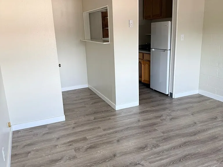 335 SW 4th St — Photo 7