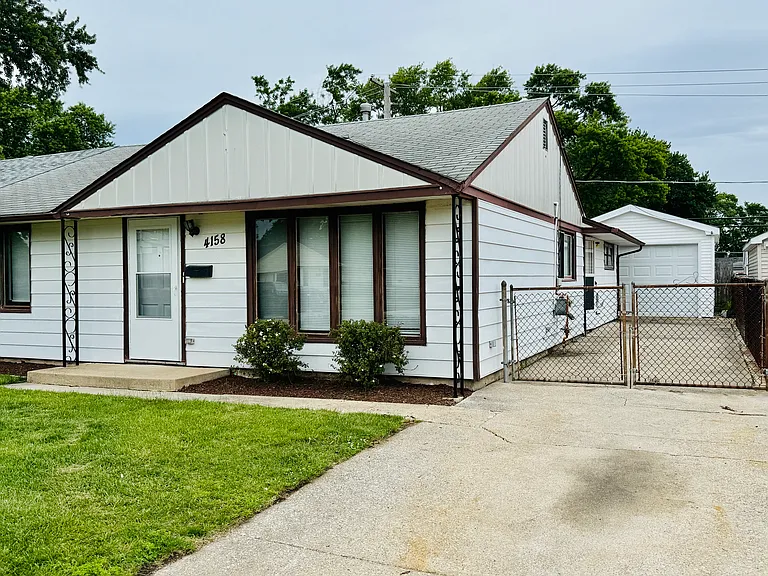 4158 W 90th Pl — Photo 2